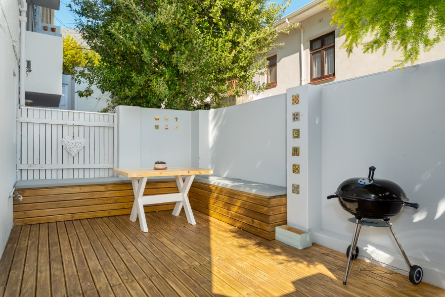 1 Bedroom Property for Sale in Vredehoek Western Cape